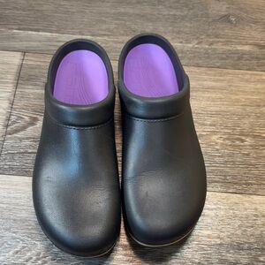 Dansko Black Clogs CROCS Material woman’s size 41 (j88)